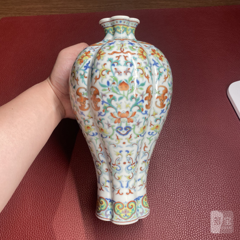 清乾隆 斗彩缠枝莲托福寿纹花口梅瓶 - 图10